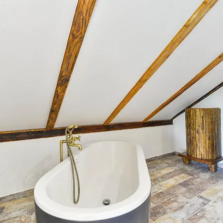 Holiday Hunting House With Jacuzzi *