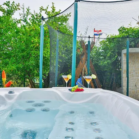 Holiday Hunting House With Jacuzzi Semesterbostad *