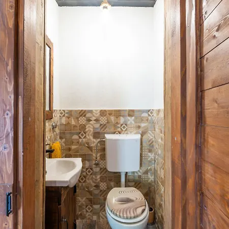 Holiday Hunting House With Jacuzzi Semesterbostad *