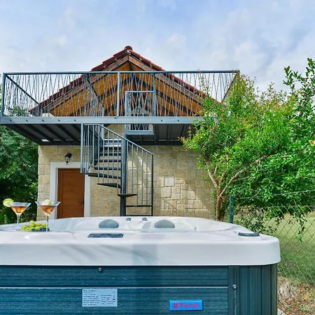 Holiday Hunting House With Jacuzzi Semesterbostad Drliceve Kuce