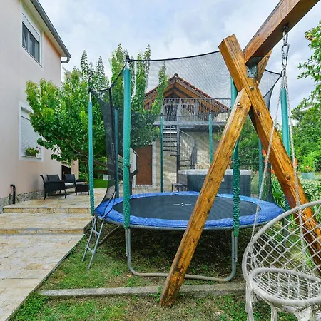 Holiday Hunting House With Jacuzzi *