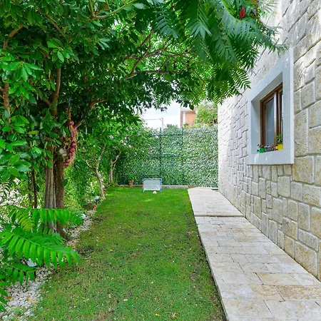 Holiday Hunting House With Jacuzzi Semesterbostad *